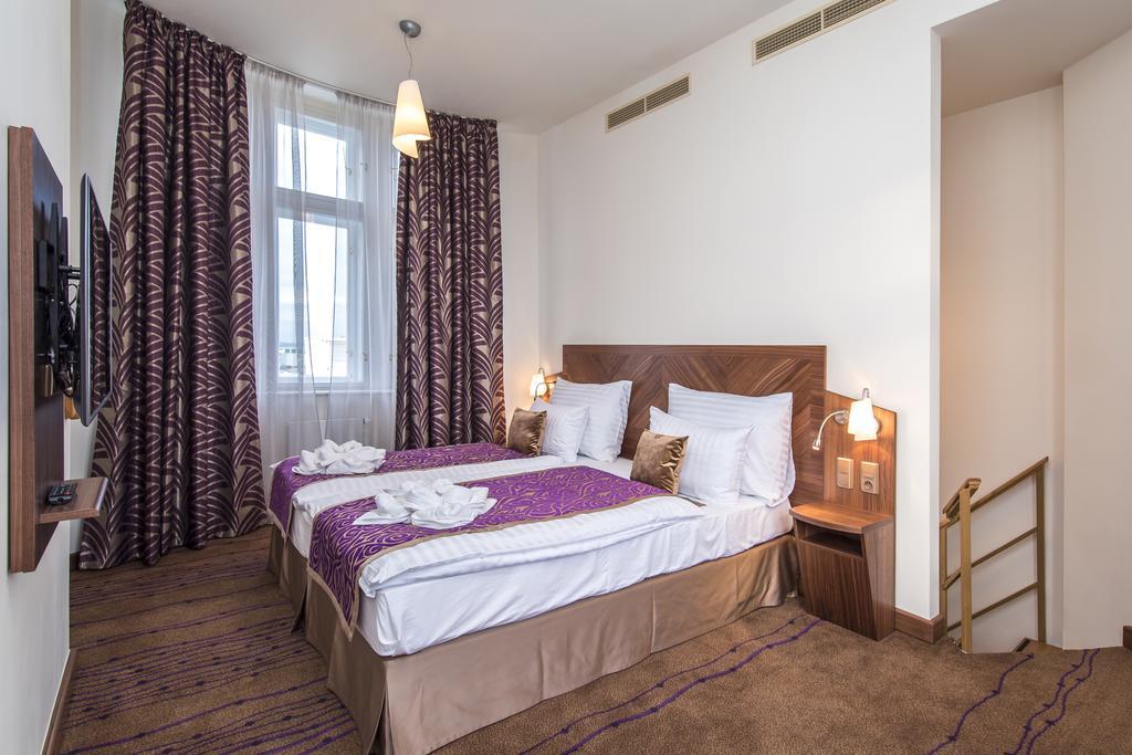 Merchants Crown Suites And Spa Prague Exterior photo A room at the hotel