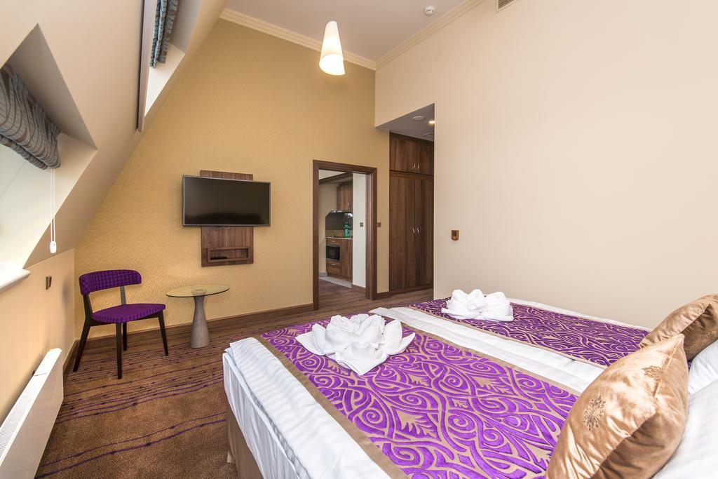Merchants Crown Suites And Spa Prague Exterior photo A room at the Premier Inn in London