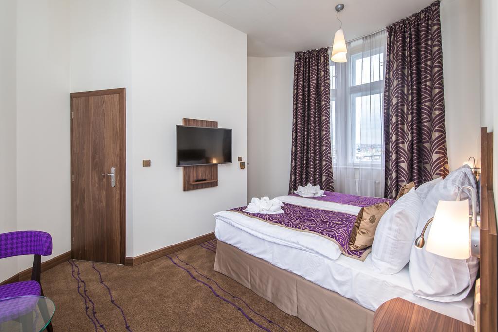 Merchants Crown Suites And Spa Prague Exterior photo A room at the hotel
