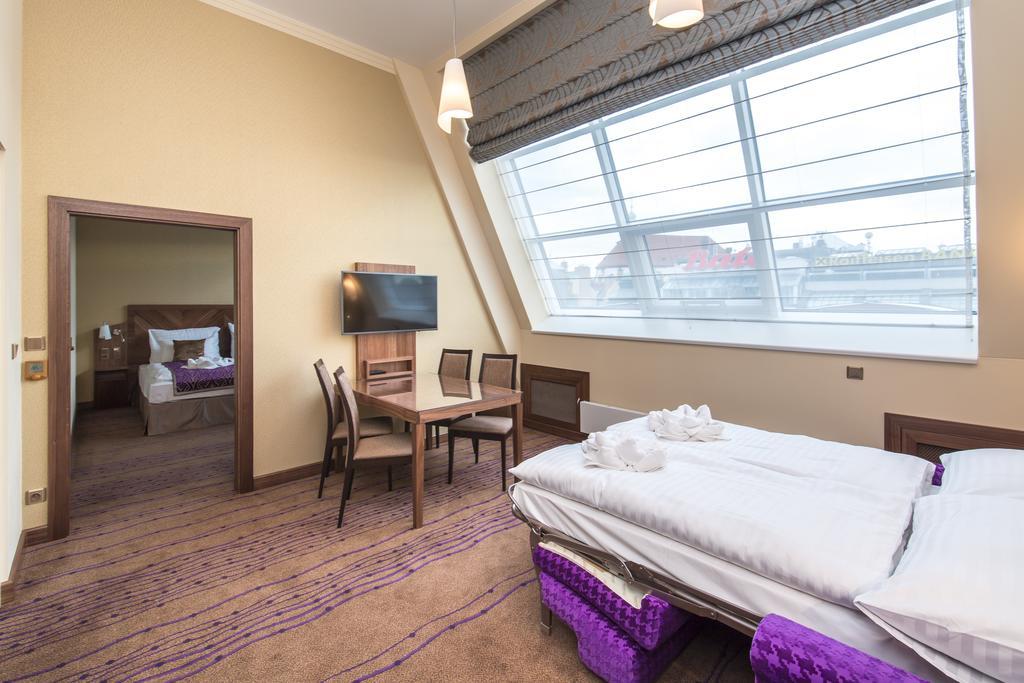 Merchants Crown Suites And Spa Prague Exterior photo A Premier Inn room