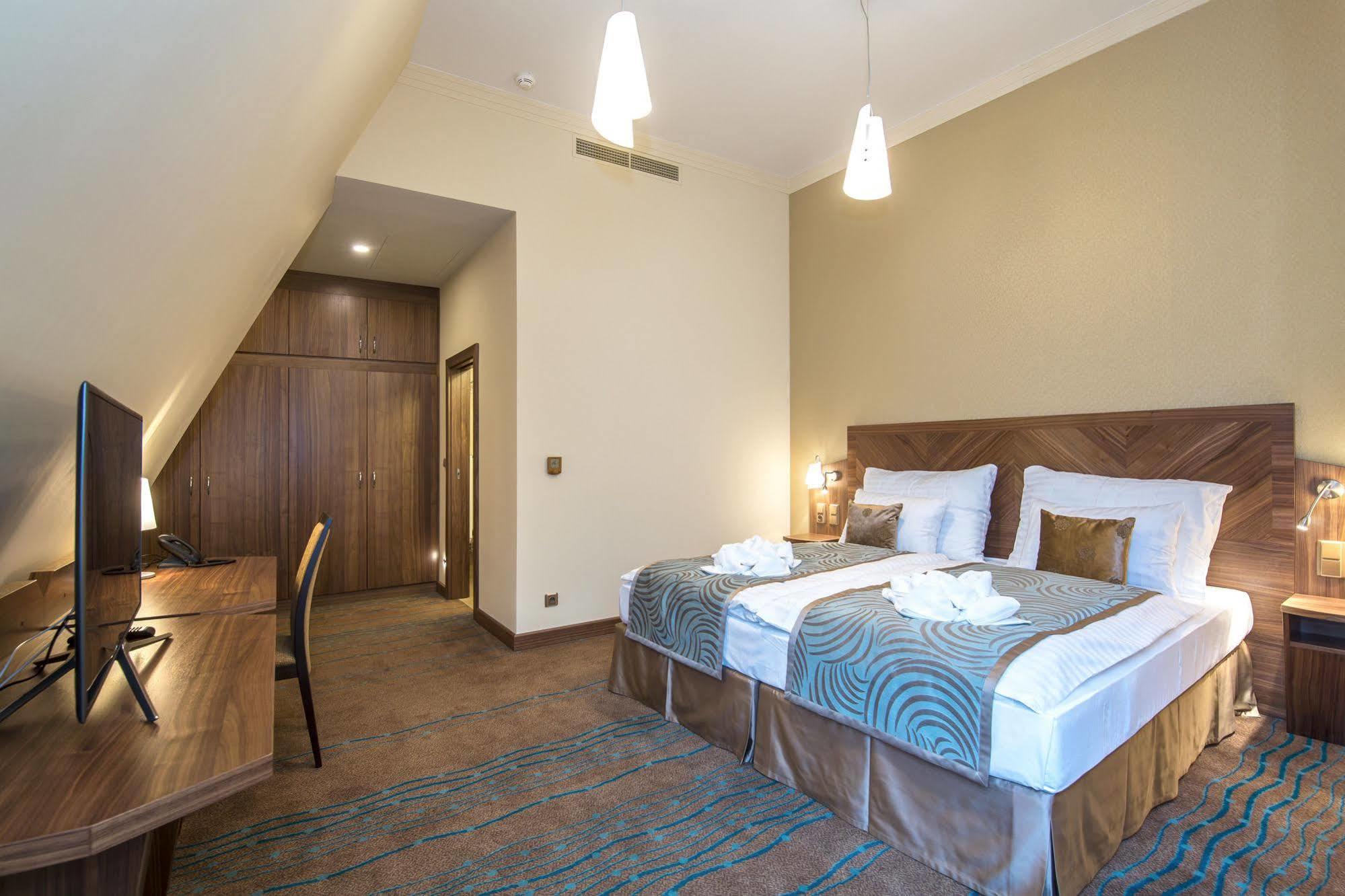 Merchants Crown Suites And Spa Prague Exterior photo A room at the hotel