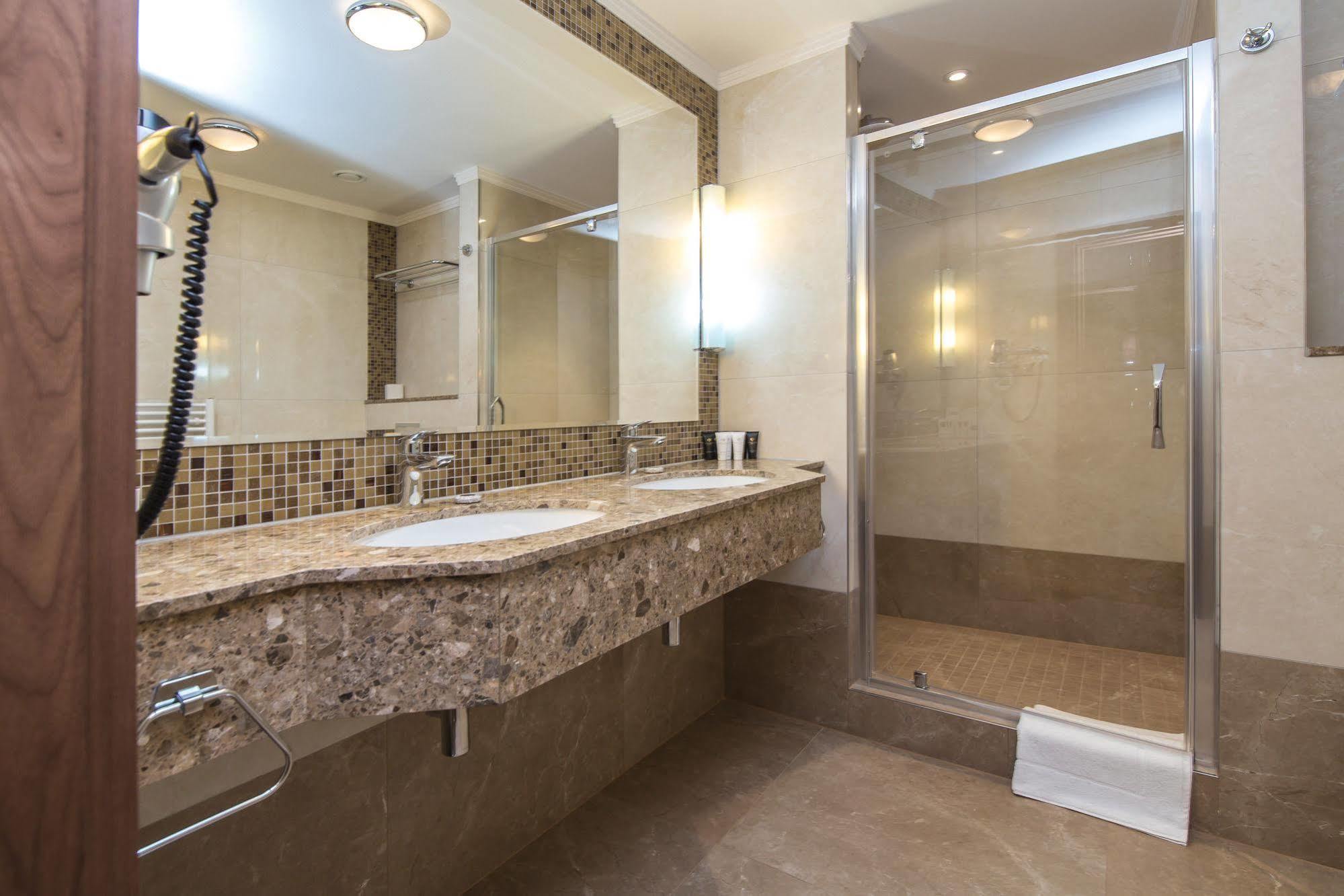 Merchants Crown Suites And Spa Prague Exterior photo A shower enclosure