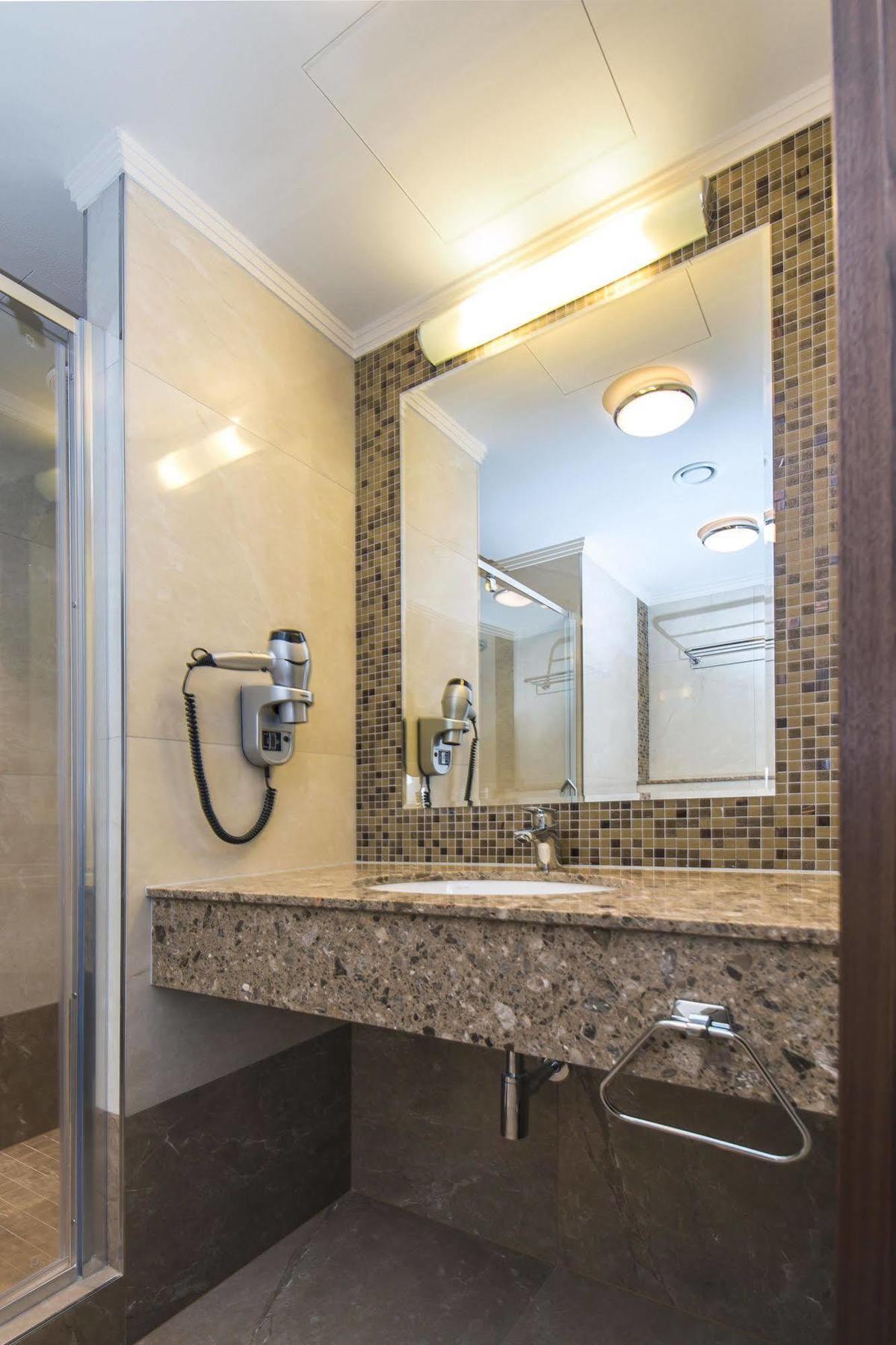 Merchants Crown Suites And Spa Prague Exterior photo Bathroom