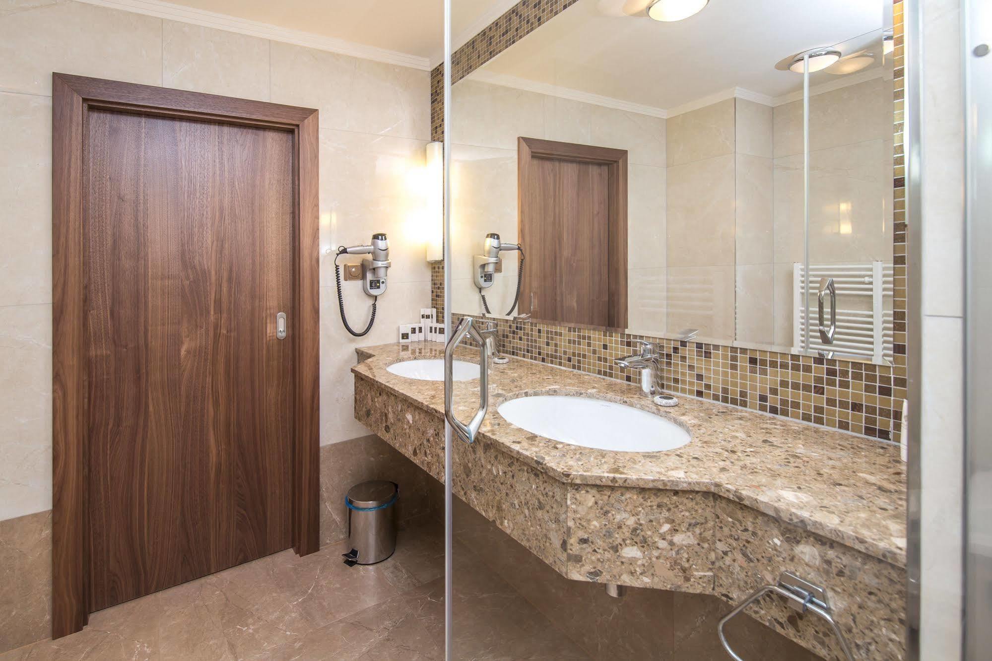 Merchants Crown Suites And Spa Prague Exterior photo Bathroom