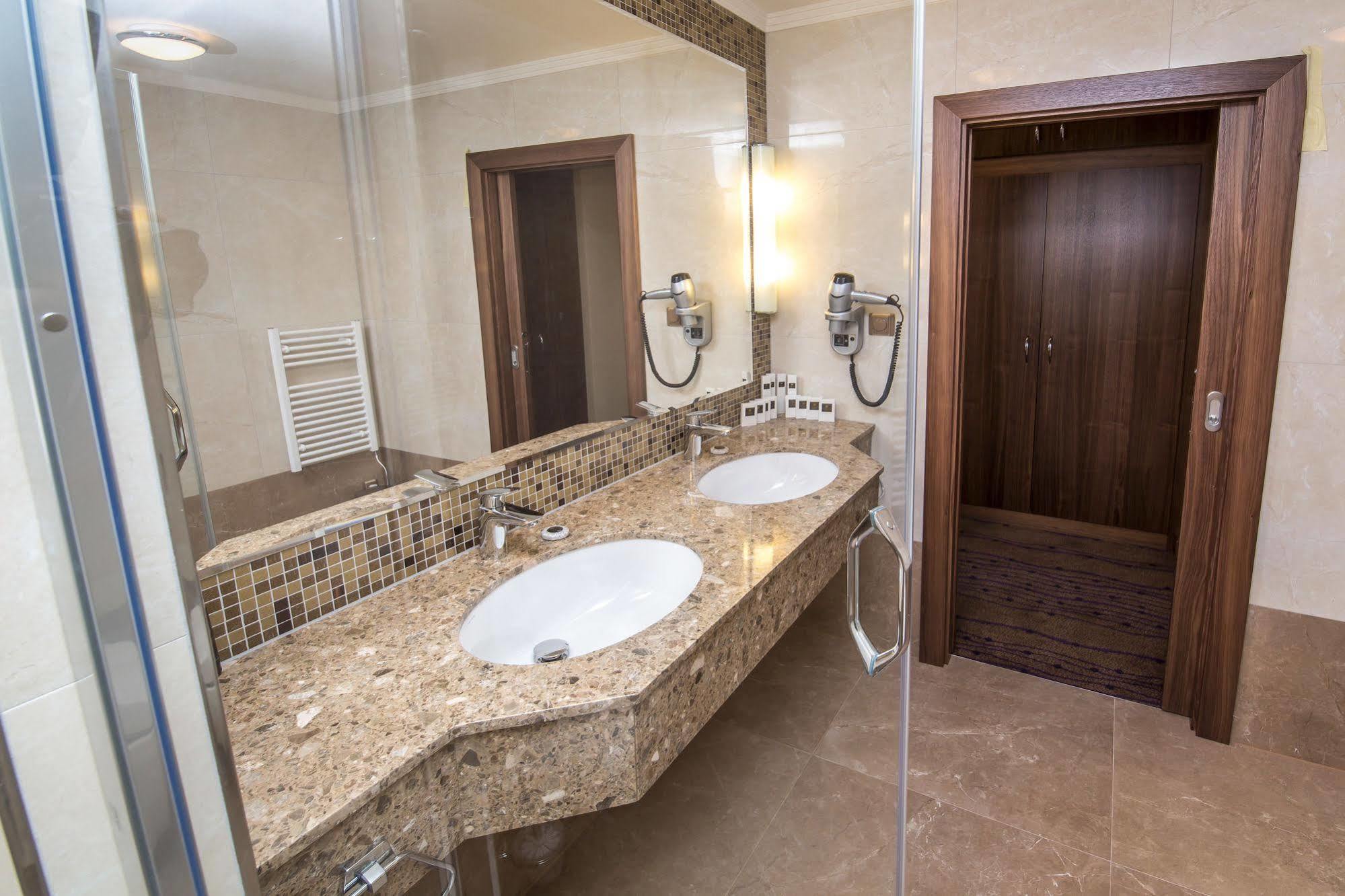 Merchants Crown Suites And Spa Prague Exterior photo Bathroom in a hotel