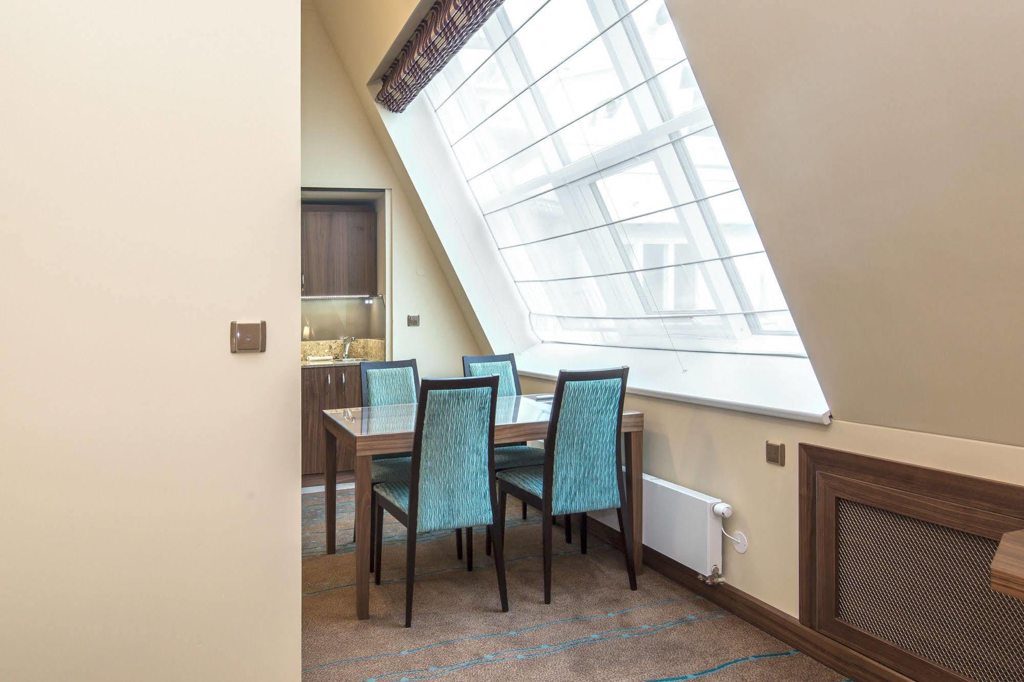 Merchants Crown Suites And Spa Prague Exterior photo A Roman blind in a hotel room