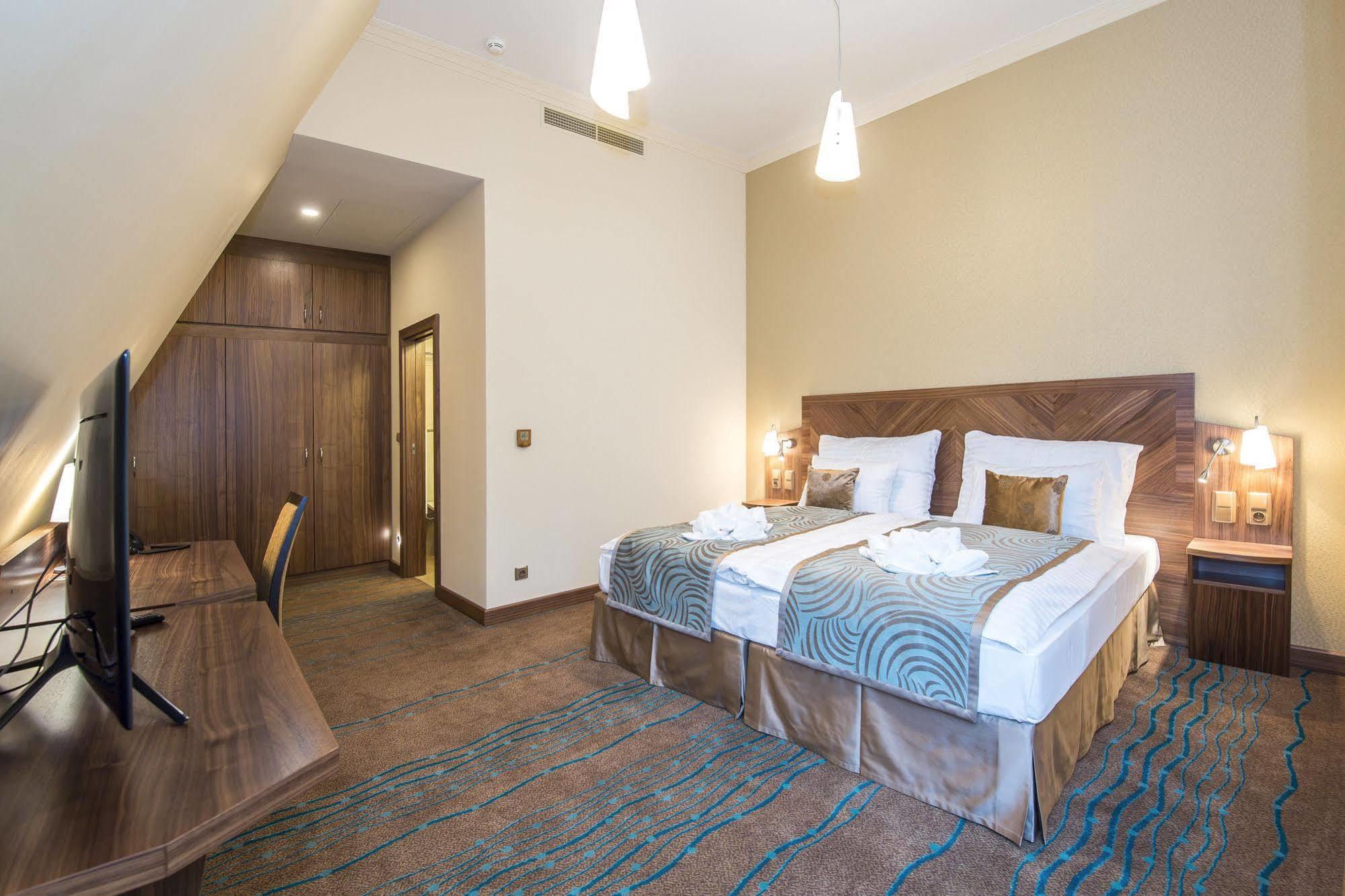 Merchants Crown Suites And Spa Prague Exterior photo A room at the hotel