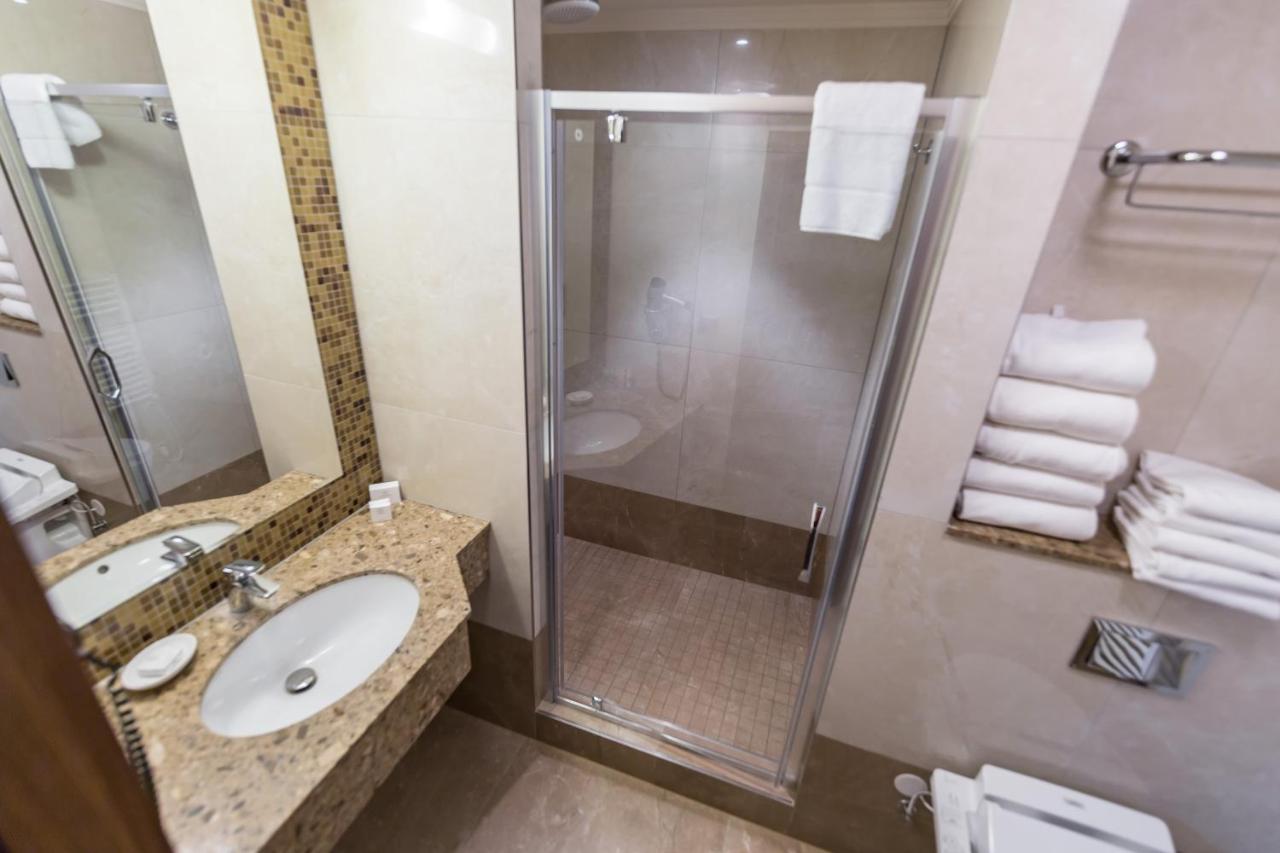 Merchants Crown Suites And Spa Prague Exterior photo A shower enclosure